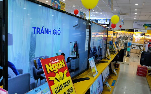 Hết chạy chương trình mua 1 tặng 1, hàng loạt TV đắt tiền lại giảm giá tới 50%