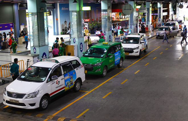 Phân làn tại sân bay Tân Sơn Nhất: Khách bức xúc vì đặt Grabcar 80 nghìn, gọi taxi truyền thống 300 nghìn - Ảnh 1.