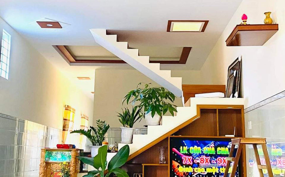 Căn nhà khang trang nhưng có cái cầu thang &quot;khó đỡ&quot; khiến dân mạng đồn đoán &quot;chắc xây vì đam mê&quot;
