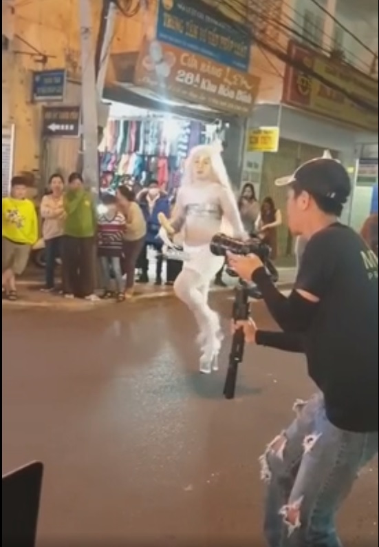 Công an xác minh người xuất hiện trong video nam giới ăn mặc phản cảm, uốn éo trên phố đi bộ ở Đà Lạt - Ảnh 1.