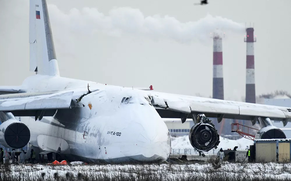 24h qua ảnh: Máy bay vận tải khổng lồ trượt trên đường băng