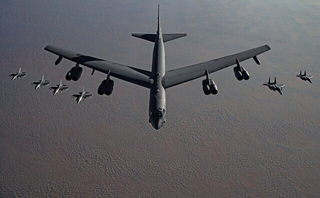 B-52 Mỹ bất ngờ &quot;tàng hình&quot; ở Israel trên đường bay tới Trung Đông: Chuyện gì đang xảy ra?
