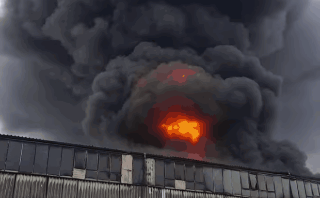 Cháy dữ dội ở kho sơn và hóa chất, khói lửa bốc cao hàng chục mét