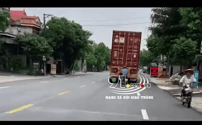 Xe máy rượt đuổi container để dằn mặt và cái kết phũ phàng khiến người chứng kiến "toát mồ hôi"