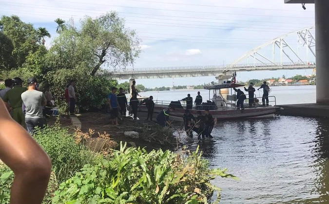 Nam thanh niên trẻ bỏ lại thư tuyệt mệnh rồi chìm giữa dòng sông Sài Gòn