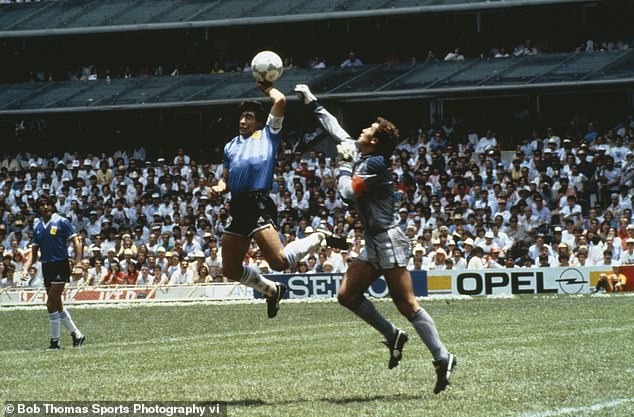 2 bàn thắng rung chuyển thế giới đưa tên tuổi Maradona trở thành bất tử - Ảnh 1.