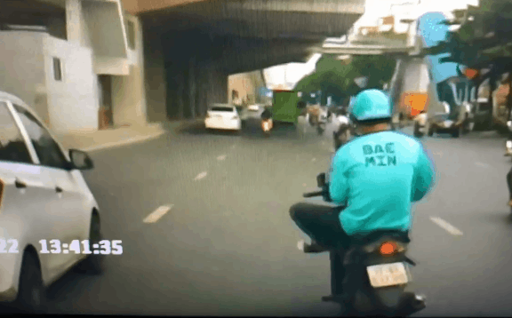 CLIP: Cú &quot;xi nhan&quot; liều chết khiến cả phố ngoái nhìn, người xem dự báo cái kết không êm đẹp