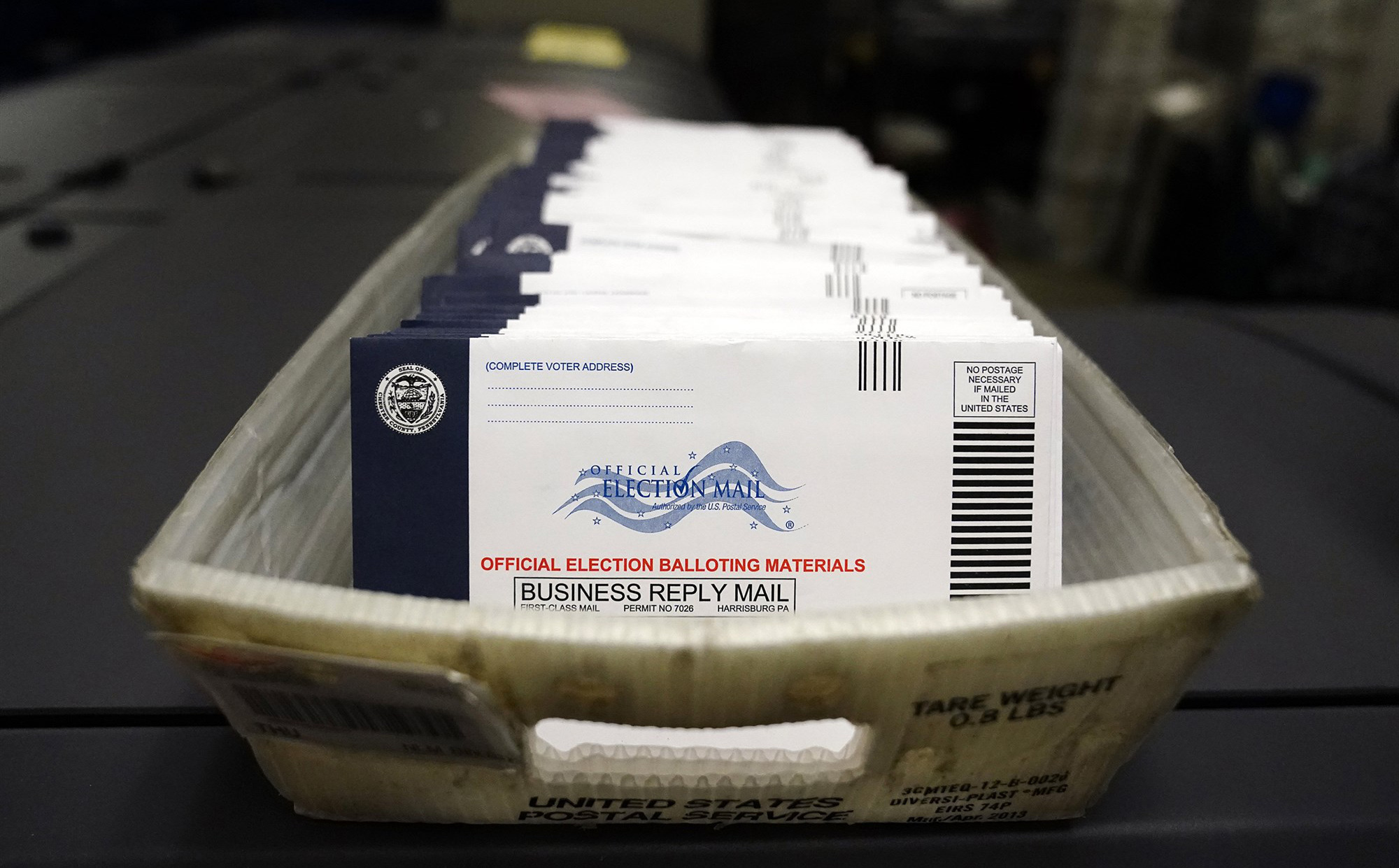 [Video] Quá trình xử lý phiếu bầu qua thư tại bang chiến trường Pennsylvania