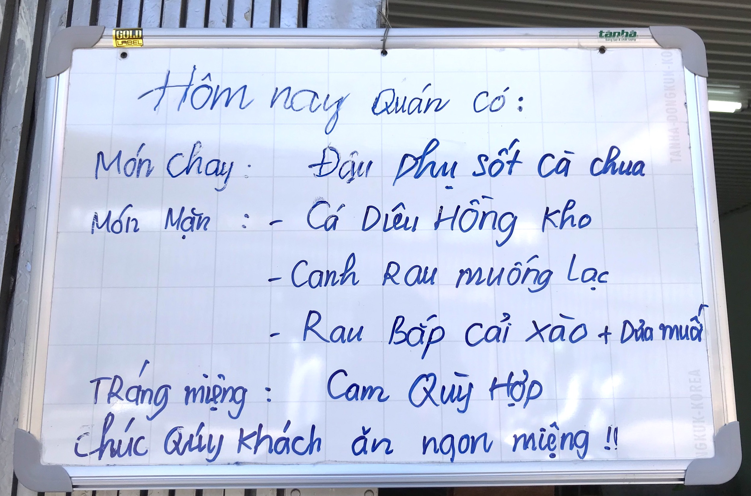 Quán cơm 2000 đồng đầu tiên ở Nghệ An: Ai không có tiền vẫn mời họ vào ăn - Ảnh 3.