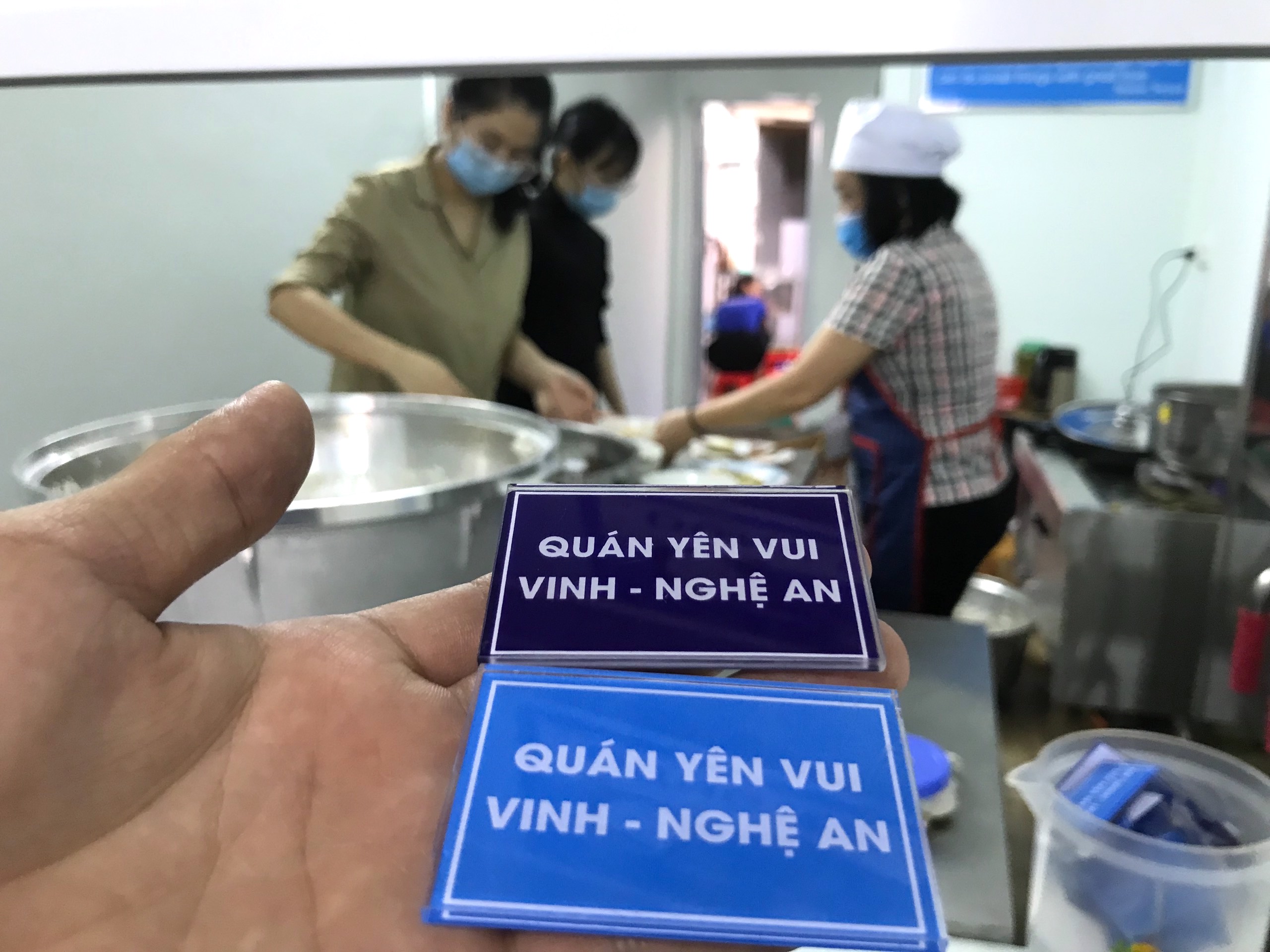 Quán cơm 2000 đồng đầu tiên ở Nghệ An: Ai không có tiền vẫn mời họ vào ăn - Ảnh 4.