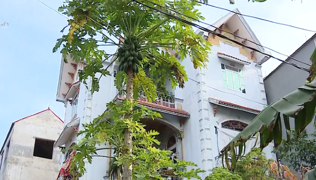 Vụ hộ nghèo ở căn nhà 3 tầng đồ sộ tại Bắc Giang: Chủ tịch xã xin lỗi toàn thể nhân dân - Ảnh 1.