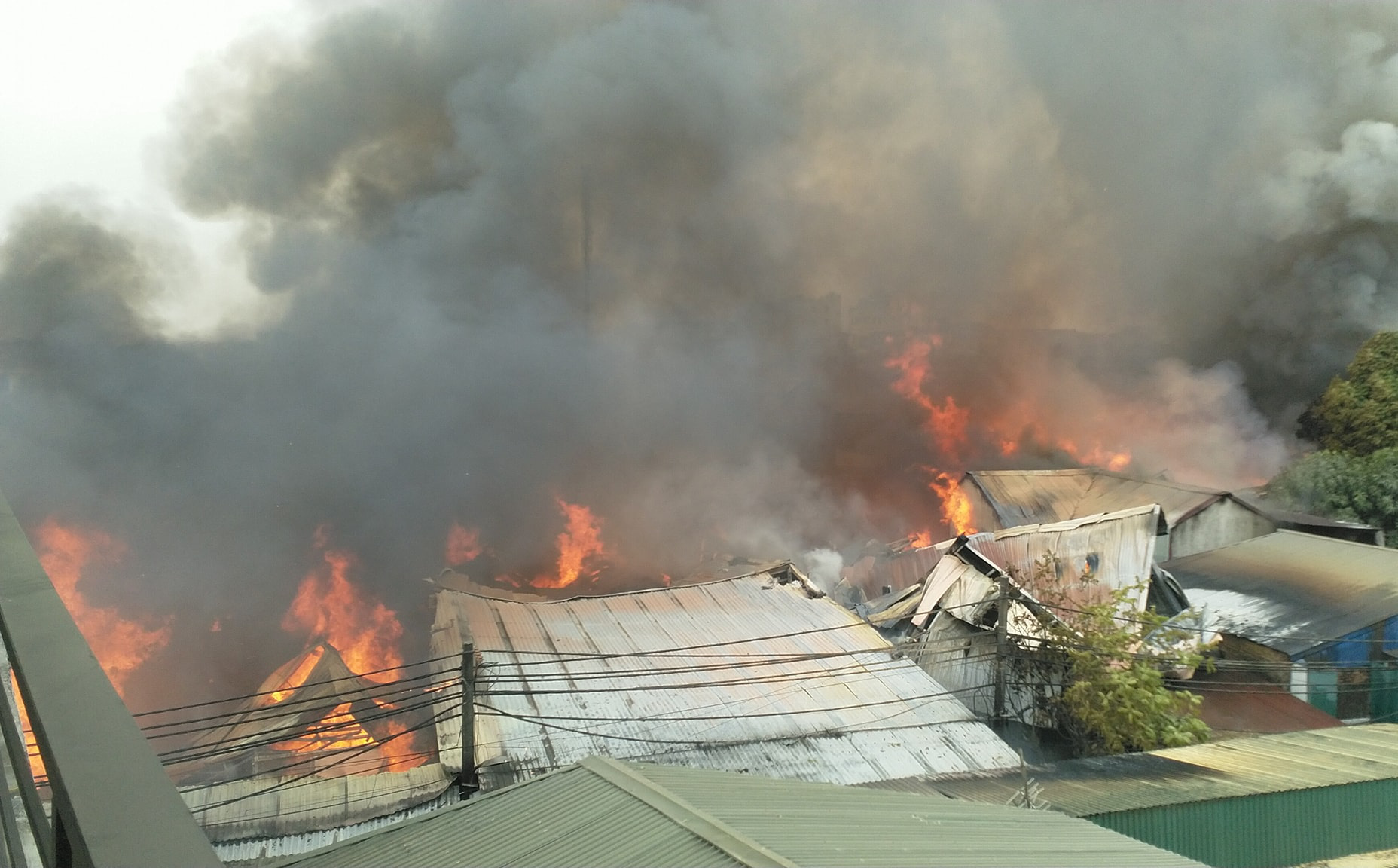 Hà Nội: 10 xưởng gỗ bốc cháy dữ dội