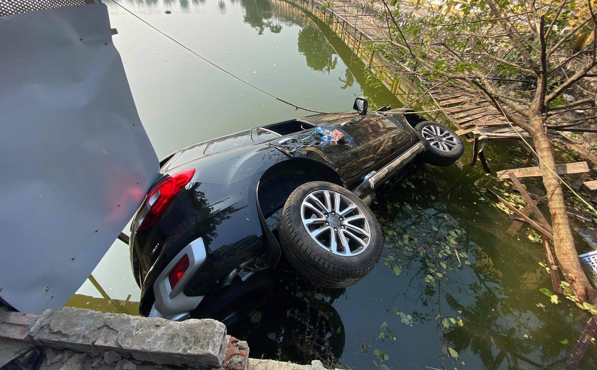 Ô tô mất lái lao xuống hồ ở Hà Nội, 4 người may mắn thoát nạn