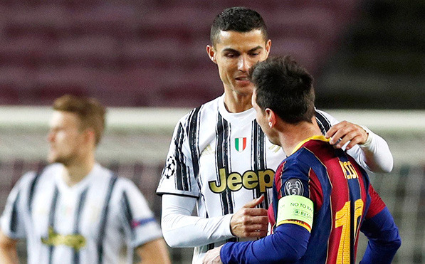 Ronaldo vừa "thân tình" với Messi, cô chị gái đã đăng bức ảnh phá đám em trai