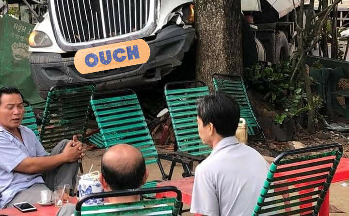 Container đâm vào cây bàng trước quán cafe, biểu cảm của 3 người đàn ông được dân mạng mang ra "mổ xẻ"