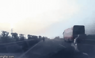 Clip: Ô tô đâm văng người phụ nữ lao sang đường cao tốc để bắt xe khách
