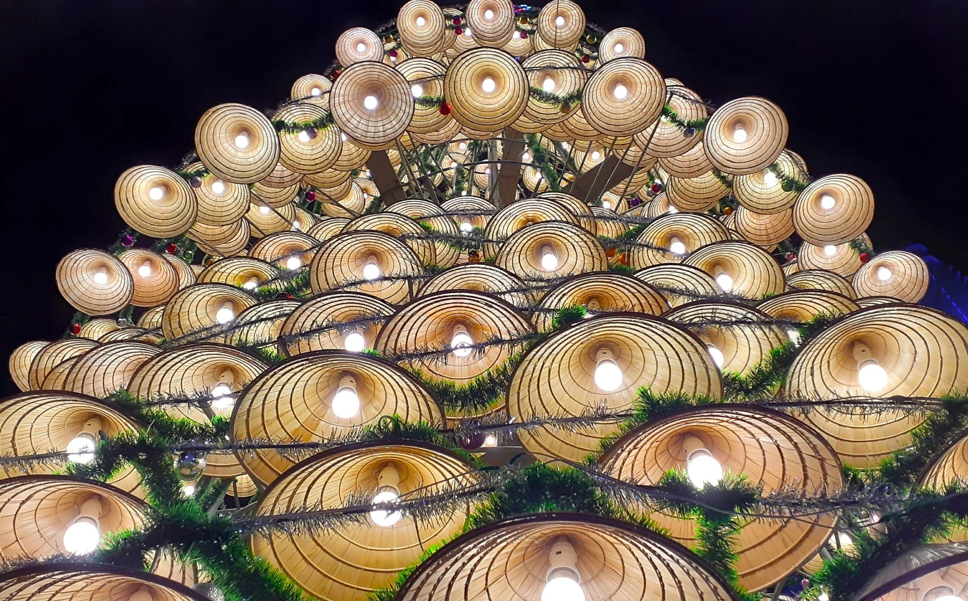 Cây thông Noel &quot;độc nhất&quot; xứ Nghệ cao hơn 21m, được kết từ 1000 nón lá cùng bóng đèn sáng rực