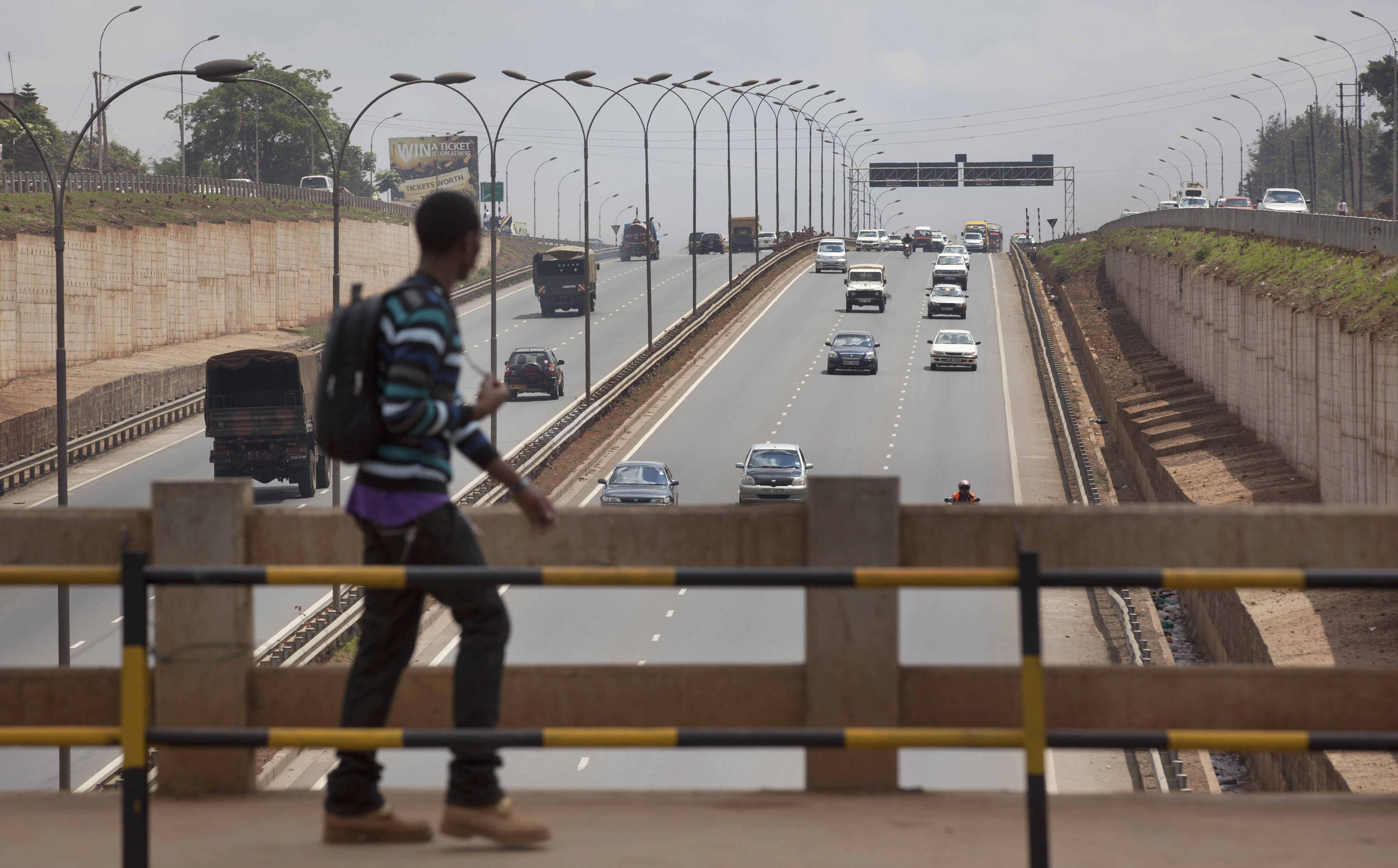 Xây cao tốc, thu nợ qua phí cầu đường: Trung Quốc dùng chiêu gì với những 