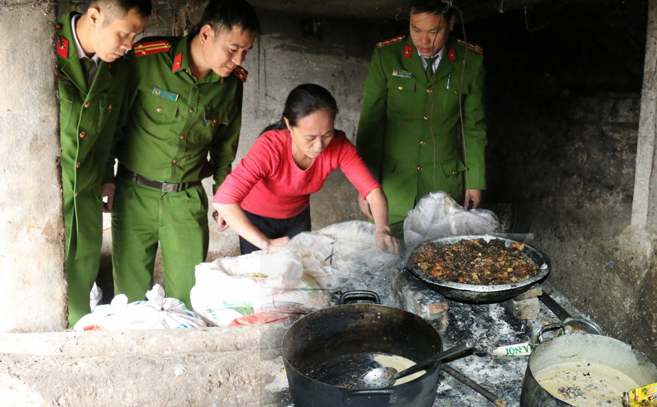 Mua cả tấn mỡ bò bẩn về chế biến bán ra miền Bắc tiêu thụ dịp Tết