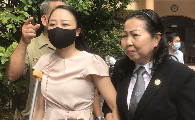 Tuyên phạt tài xế lái Mercedes tông nữ tiếp viên VNA thương tật 7 năm 6 tháng tù, mẹ bị cáo gào khóc tại tòa