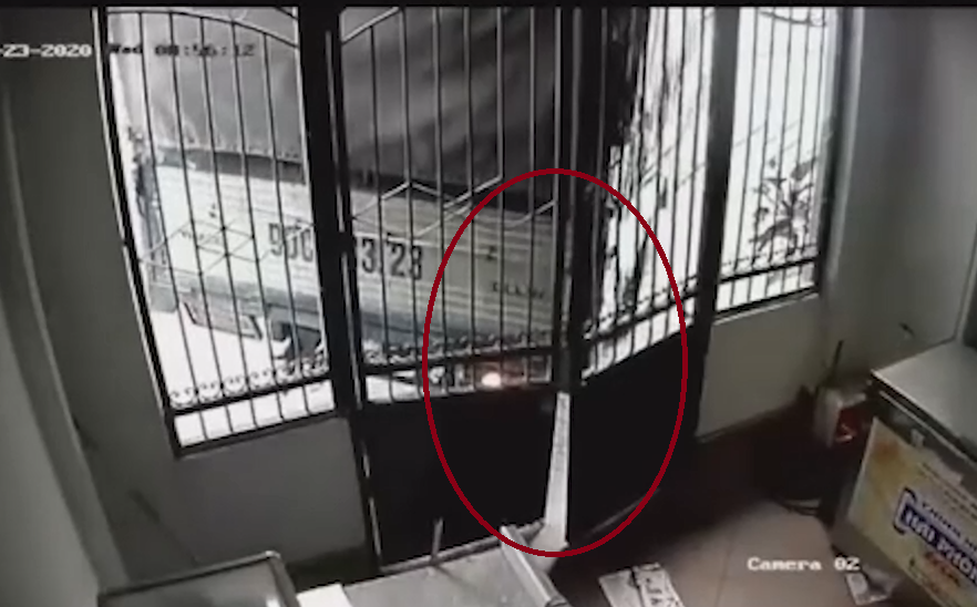 Trở về thấy cửa bung khóa, chủ nhà check camera thì phát hiện sự việc &quot;giận tím người&quot;
