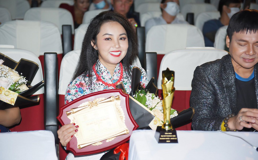 Ca sĩ Amy Lê Anh được trao danh hiệu "Đại sứ ca sĩ nhân ái" của năm