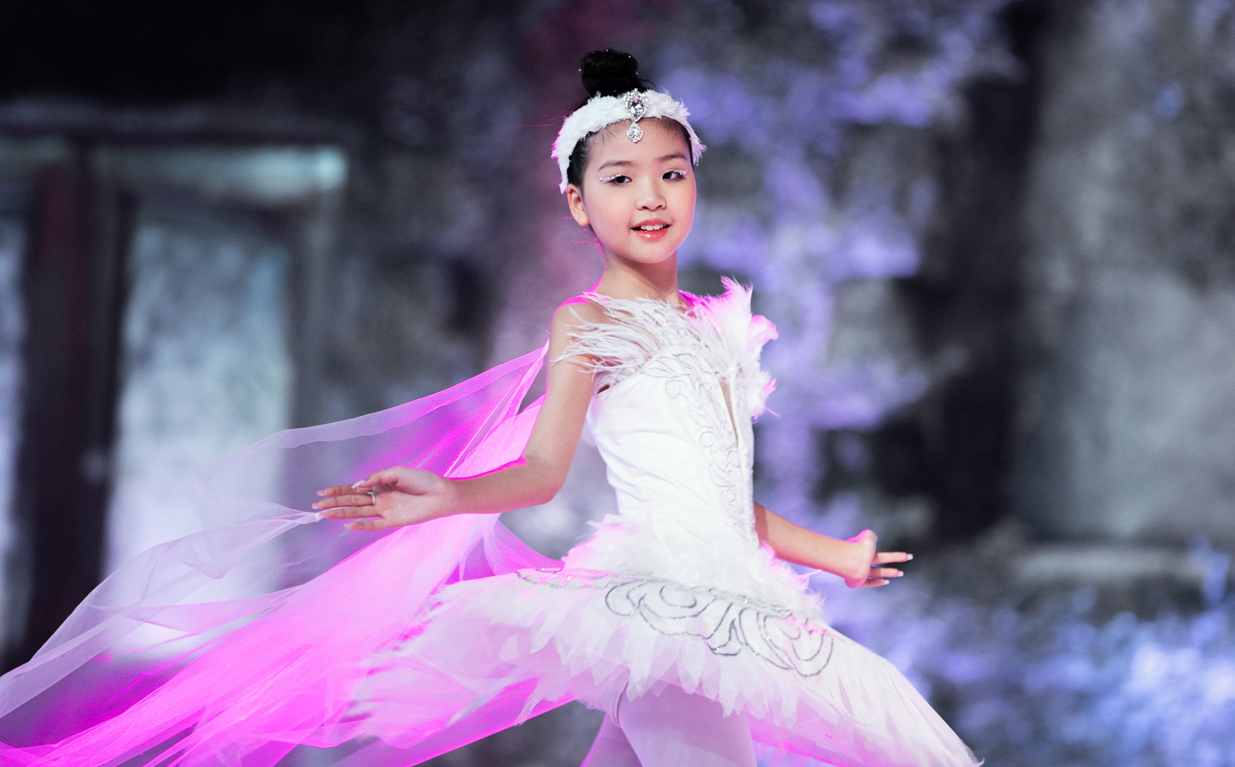 Mẫu nhí Minh Anh múa ballet trên sàn runway