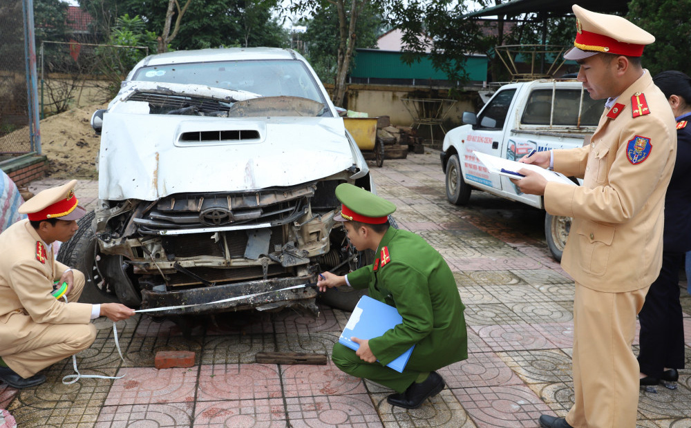 Lái xe bán tải đâm chết người rồi tiếp tục gây tai nạn liên hoàn trên đường bỏ trốn