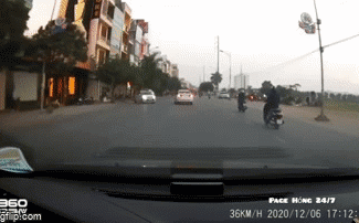 Clip: "Pha ú òa" của thanh niên chạy xe máy khiến tài xế ô tô không thể trở tay