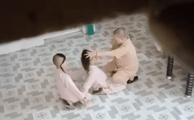 Sư cô trụ trì túm tóc, tát đồ đệ trong chùa gọi điện xin lỗi mẹ bé gái