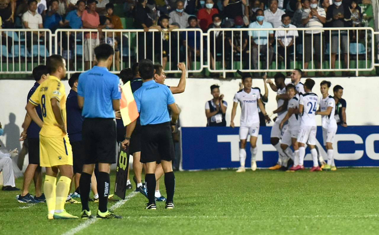 KẾT THÚC HAGL 1-0 Nam Định: Văn Toàn bị chơi xấu, hai bên lao vào xô xát