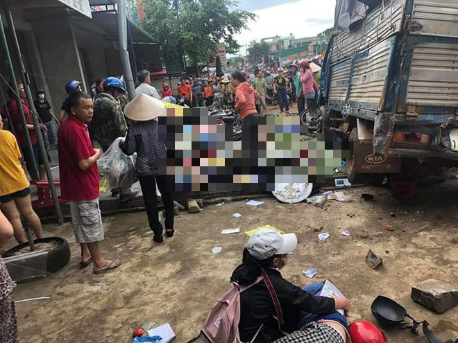 Hiện trường kinh hoàng vụ xe tải lao thẳng vào chợ, nhiều người tử vong ở Đắk Nông - Ảnh 1.