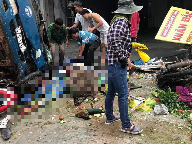 Hiện trường kinh hoàng vụ xe tải lao thẳng vào chợ, nhiều người tử vong ở Đắk Nông - Ảnh 2.