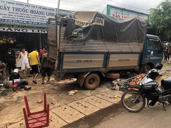 Hiện trường kinh hoàng vụ xe tải lao thẳng vào chợ, nhiều người tử vong ở Đắk Nông - Ảnh 3.