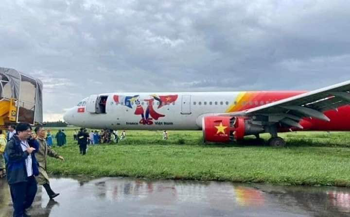 Tạm giữ bằng lái phi công điều khiển máy bay Vietjet hạ cánh trượt khỏi đường băng