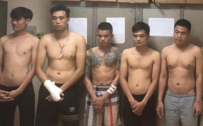 2 nhóm thanh niên lao vào hỗn chiến tranh giành địa bàn dán quảng cáo
