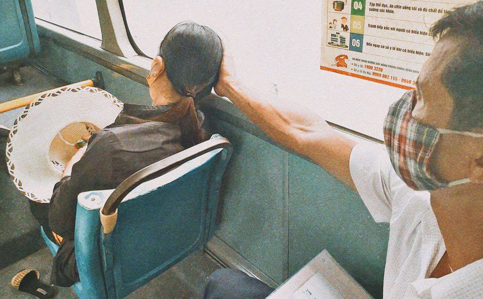 &quot;Ông cút, tránh xa tôi ra&quot;, lời hậm hực của người phụ nữ trên xe buýt, hành động của ông chú đi cùng mới bất ngờ
