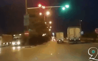 CLIP: 2 xe tải rượt đuổi nhau như phim hành động chỉ vì "cay cú" muốn vượt đèn xanh