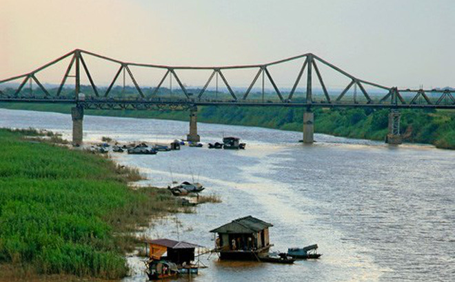 Đóng một luồng tàu chạy vì nghi có bom gần cầu Long Biên