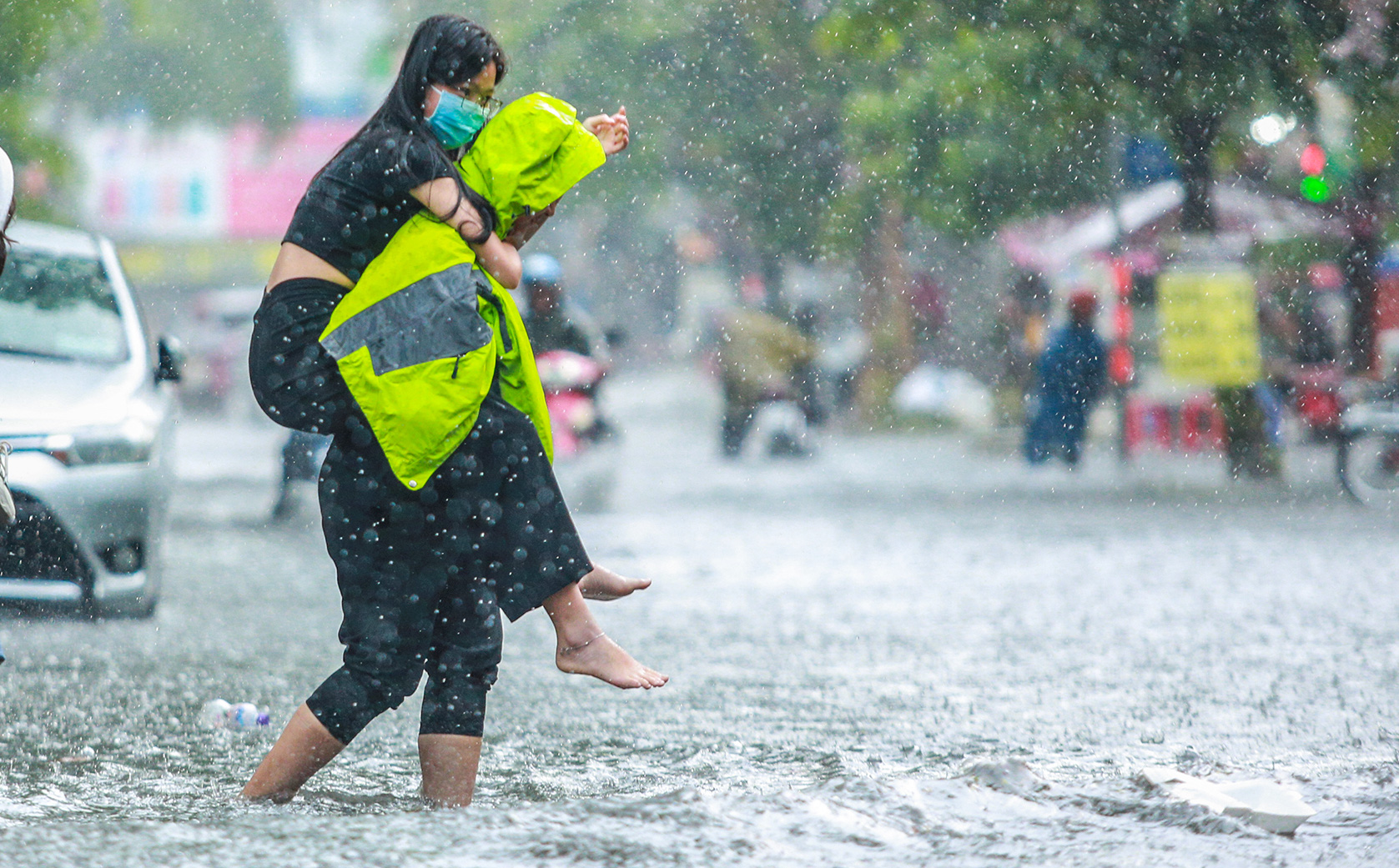 Người Sài Gòn ngã sõng soài trong mưa lớn, sinh viên cõng nhau dưới mưa qua 'biển nước' Thảo Điền
