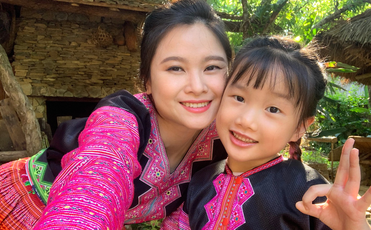 6 tuổi, con gái BTV Khánh Ly gây sốt với clip giới thiệu cuộc sống vùng cao bằng tiếng Anh