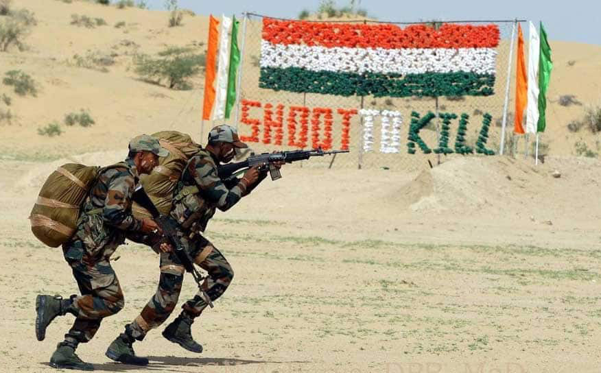 Lính TQ khoe bịt mắt tháo lắp súng, binh sĩ Ấn Độ trình diễn đáp trả chỉ bằng một tay