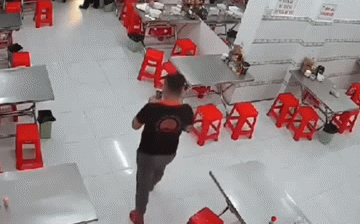 Clip: Xe máy lao thẳng vào quán ăn, phản ứng của nam nhân viên khiến tất cả phải chú ý