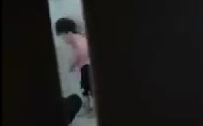 Tạm giữ người đàn ông bạo hành, xách cổ, đập đầu bé gái vào tường ở Sài Gòn