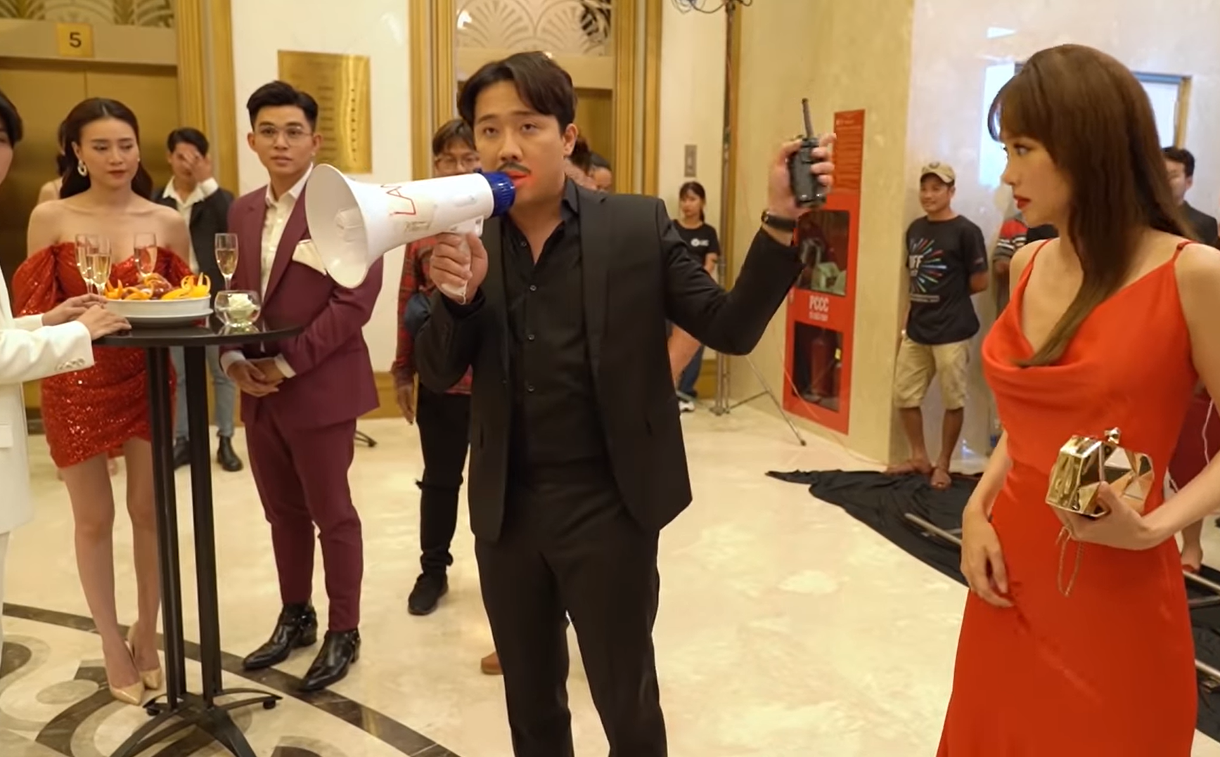 Trấn Thành: "12 giờ đêm, người ta lên giường với vợ con, Minh Hằng dựng tôi dậy"