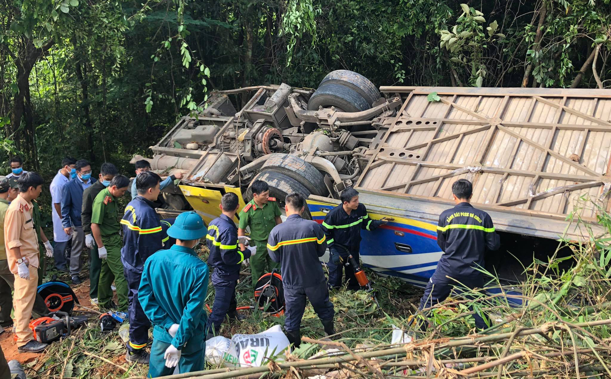 Xe khách lao xuống vực làm 5 người chết ở Kon Tum: Xe mới chạy 2km thì mất phanh?