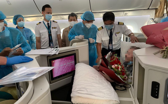 Hình ảnh phi công người Anh về đến sân bay quê hương, sau 115 ngày điều trị ở Việt Nam