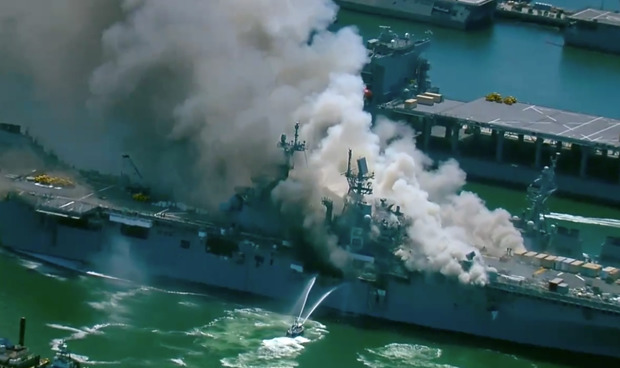 Siêu tàu đổ bộ tấn công Mỹ cháy dữ dội - Rất nguy cấp, mũi đã chúi xuống nước và lệch sang phải - Ảnh 26.