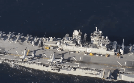 Sức mạnh đáng nể của siêu tàu đổ bộ Hải quân Mỹ đang cháy nổ dữ dội