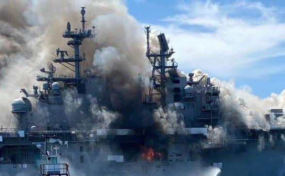 Siêu tàu đổ bộ tấn công Mỹ cháy dữ dội - Rất nguy cấp, mũi đã chúi xuống nước và lệch sang phải